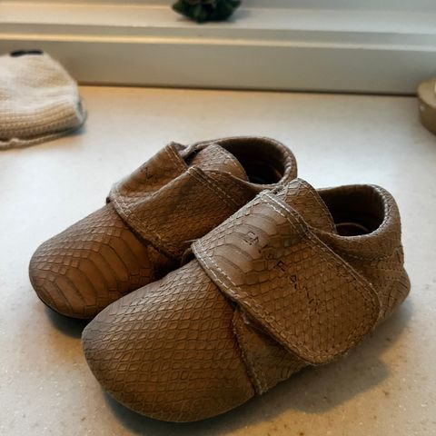 Beige/ nude Enfant skinn tøfler selges billig str 24