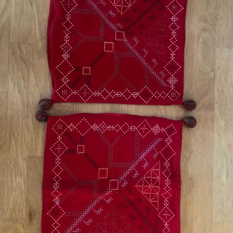 2 putetrekk 40x40 cm rødt ull stoff med dusker til pynteputer
