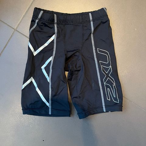 2xu shorts, det står str S youth.