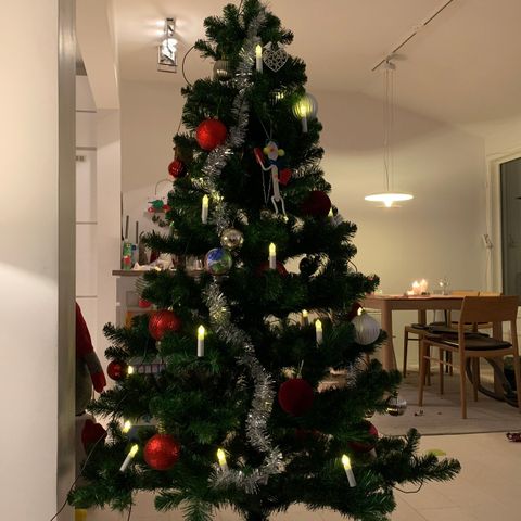 Pent kunstig  juletre selges