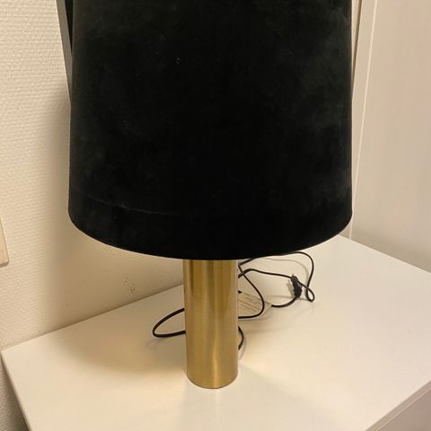 Bordlampe med gullfarget fot og svart skjerm