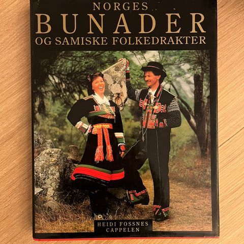 Bok: Norges bunader og samiske folkedrakter