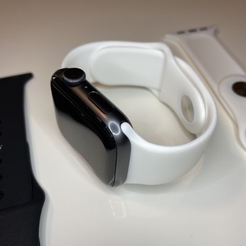 Stilige Apple Watch-reimer i hvit og svart. Gi din klokke et ansiktsløft nå!