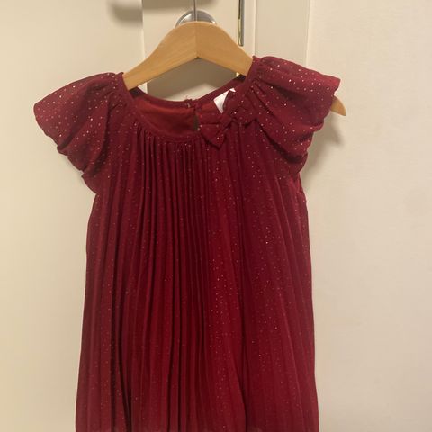 Nydelig rød kjole str. 104