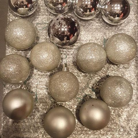 Julekuler i sølv farge 19 stk