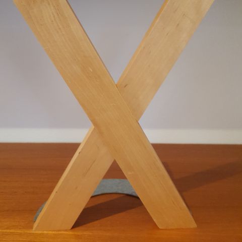 Bokstøtte "X" fra Ikea Lyst tre med metall i fot-bøylen . trnd 40