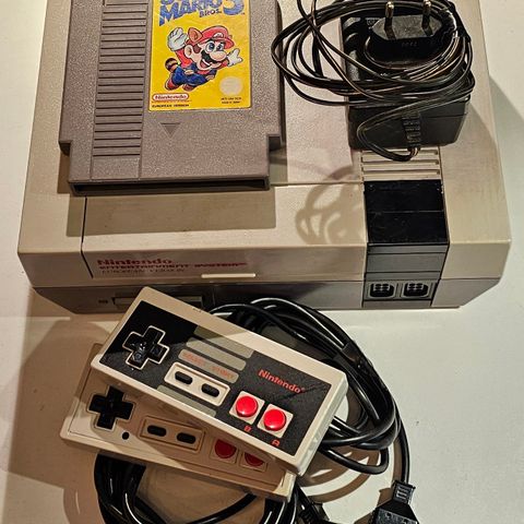 Orginal NES - Sonefri. Alle kabler, 2  kontrollere, Super Mario 3. Juleklar.