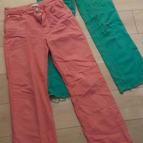 2 jeansbukser i knallgrønn og rosa farge.
