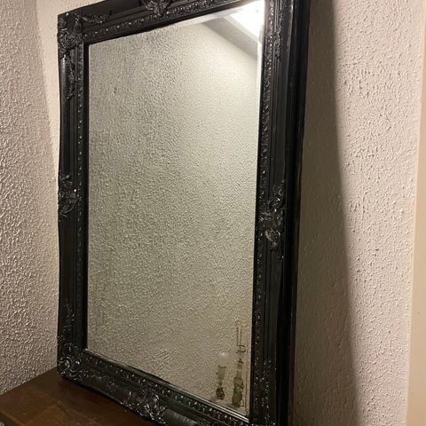 Stilig speil 76x106 selges