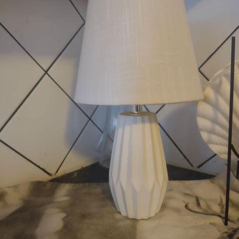 Flott elegant lampe m skjerm ..hvit. . NY