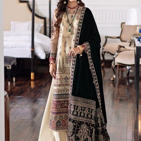 Selger denne flotte pakistanske kjolen med velour sjal!