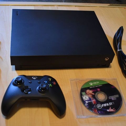 Xbox One X, med 1 håndkontroll, og 1 spill