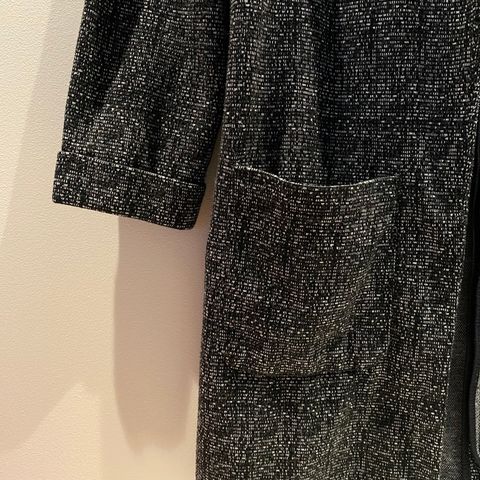 Svart og hvit cardigan