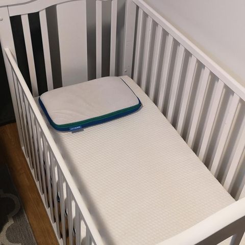 Baby/barneseng med madrass/madrassbeskyttelse/pute