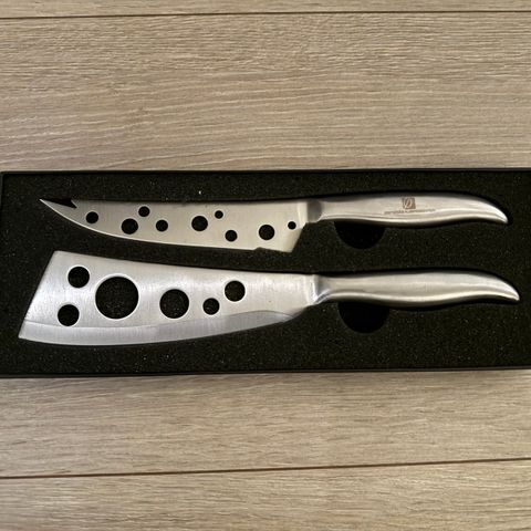 Ostekniver sett med 2 kniver