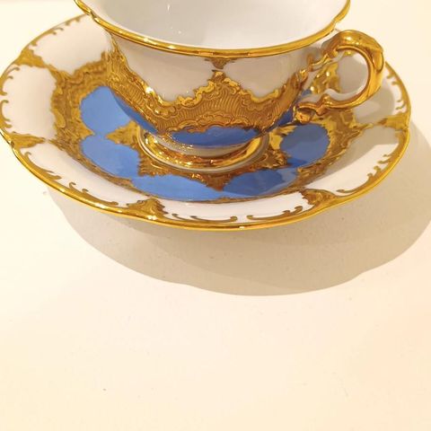 Ubeskrivelig vakkert Meissen porselen kopp med asjett.