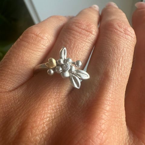 Ole Lynggaard ring med blomst og hjerte i 750 gull med diamant