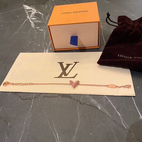 Louis Vuitton Essential V bracelet