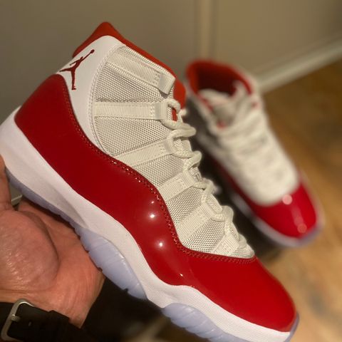 Jordan 11 retro Cherry red (2022)