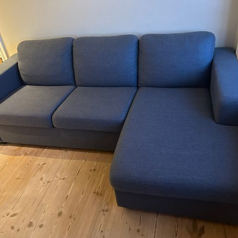 Sofa fra Møbelringen - 3 seter med sjeselong, blå farge, 216 cm bred