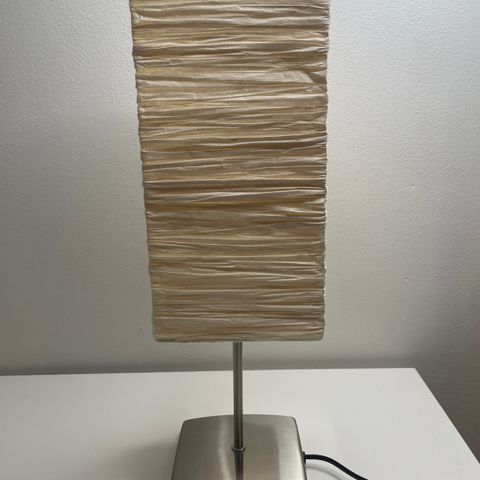 Lampe med hvit skjerm ca 46 cm høy