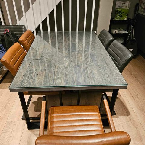 Spisebord uten stoler
