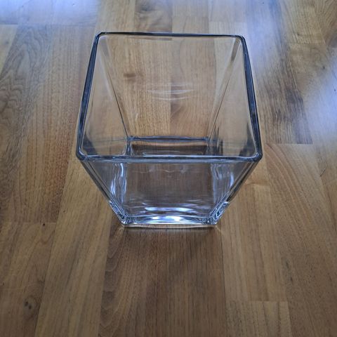 Vase i glass for kr. 100