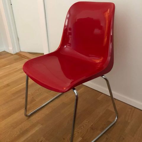 Rød stol fra Desigentorget som ny. sittehøyde 40cm.
