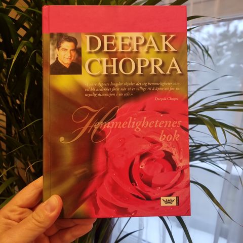 Hemmelighetenes bok skrevet av Deepak Chopra. Innbundet!