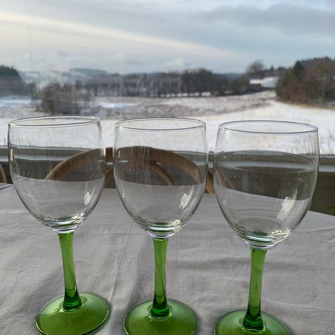 3 rødvinsglass med grønt stett