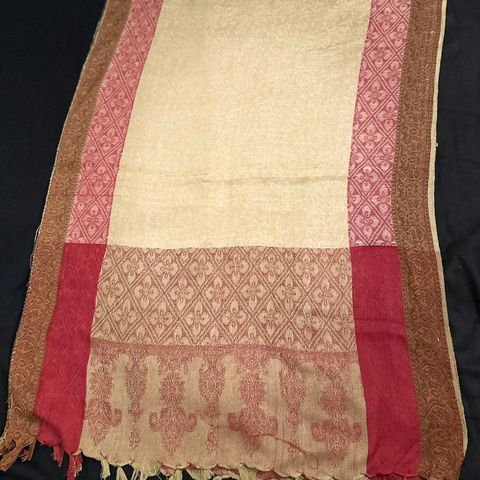 Pashmina sjal i flott farge og motiv med nydelig kant og border. -u