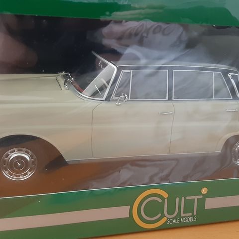 Cult Scale Models Mercedes 220SE W111 1:18