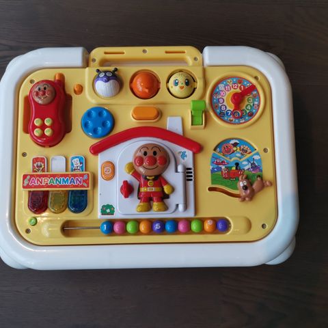 Pent brukt Japansk Anpanman lekebord med 7 forskjellige leker