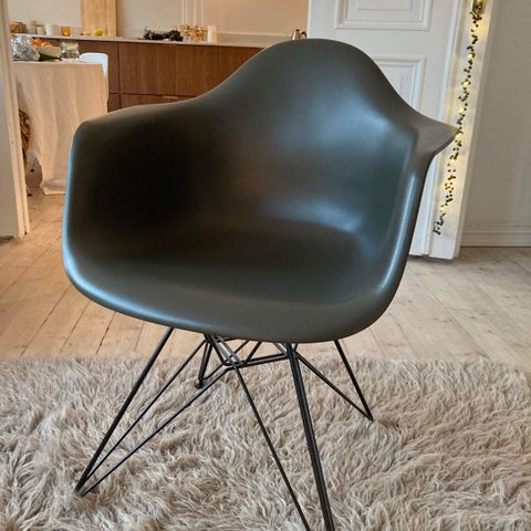 Eames plastic chair DAR