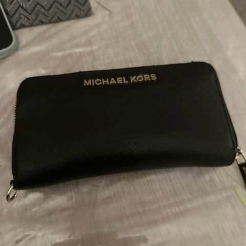 Michael Kors lommebok -zip around-300kr