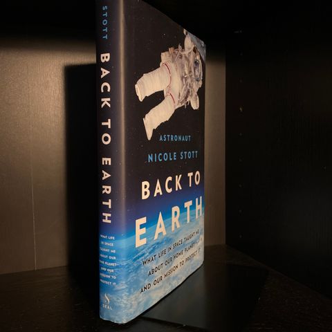 📚BORGE ANTIKVARIAT: «Back to Earth» Nicole Stott🚀