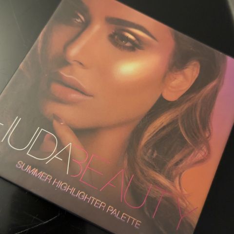 Huda beauty 3D highlighter palette