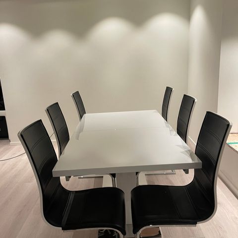 Hvit spisebord og stoler, bord helt NY!