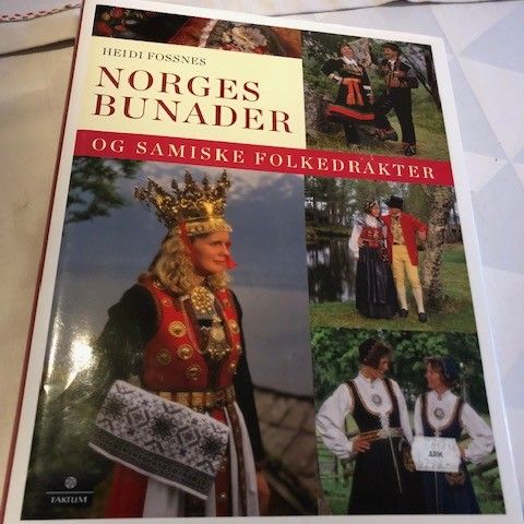 Fossnes, Heidi: Norges Bunader og samiske folkedrakter. Oslo, 1993 - 2012.