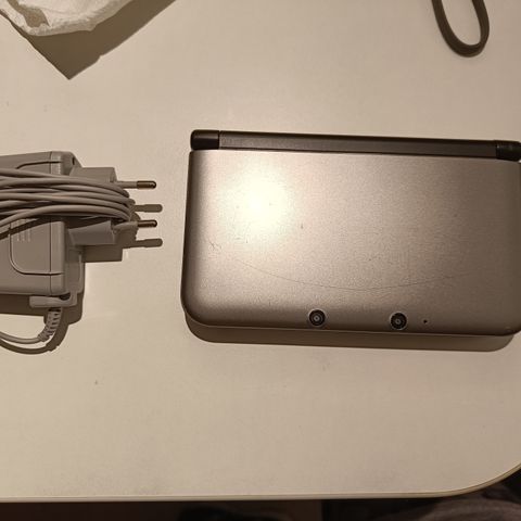 Nintendo 3DS XL med lader og penn