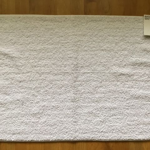 Ny hvit badematte. 60x90 cm. Pynter opp på badet.