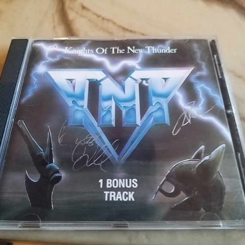 Selger Signert CD av TNT- Knights Of The New Thunder .