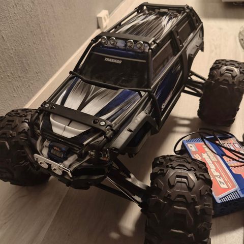 Traxxas summit utstyrt med full pakke