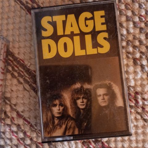 Selger Stage Dolls Kassett