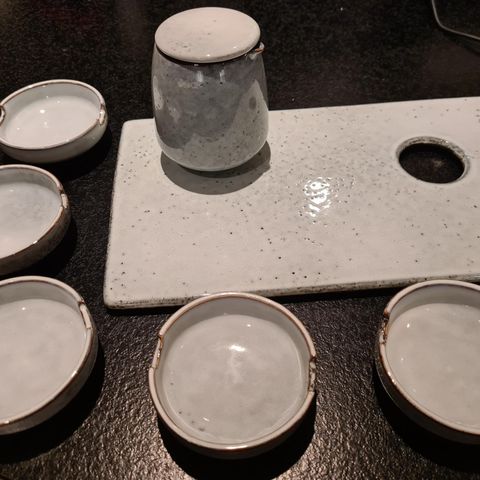 Keramikk. Mulig tepose-skåler og fløtemugge