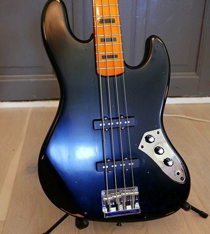 Jazz-bass, light relic, vintage tint hals med block inlays, high mass bridge