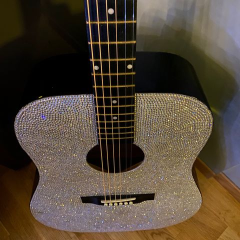 Taylor Swift Fearless inspirert glitrende gitar