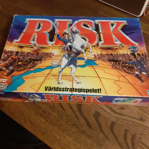 RISK. DET KLASSISKE BRETTSPILLET FOR 2-6 SPILLERE OG DE GAMLE REGLENE.