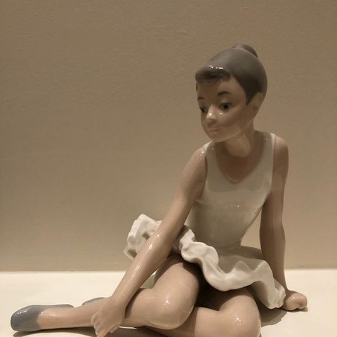 Nao porcelain - seated ballet