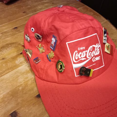 Vurderes solgt cola caps med ol pin